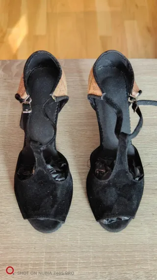 Zapatos de baile dorados y negros