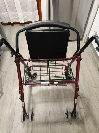 Andador con asiento y cesta