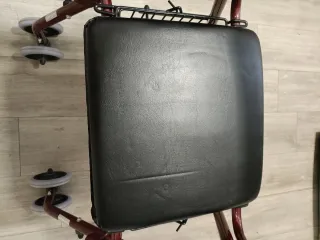 Andador con asiento y cesta