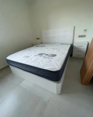 Canapé de madera con colchónes viscoelastica