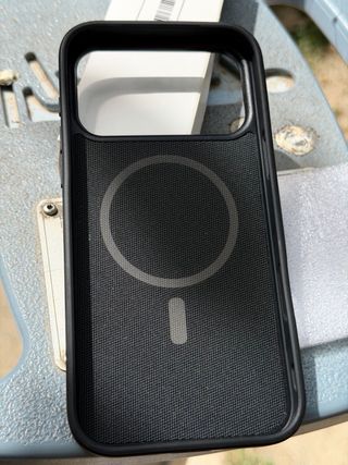 Funda iPhone 17 Pro Max perforada