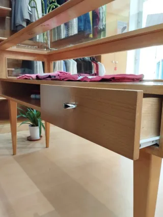 Mostrador de tienda con cristal. Recibidor.