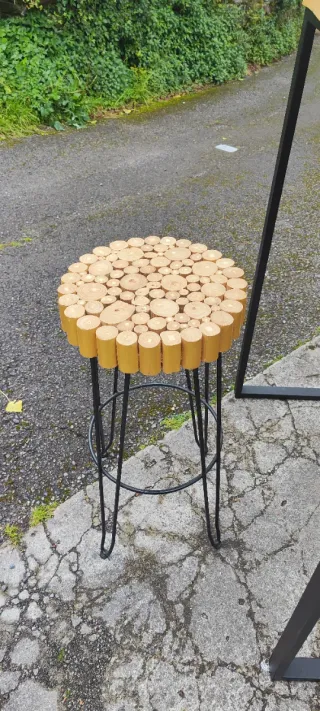 Mesa alta de roble y 2 taburetes madera