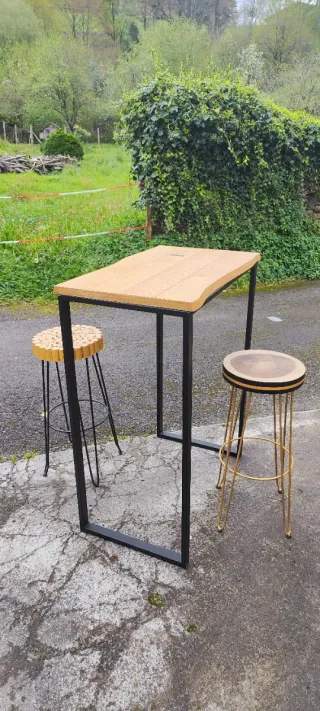 Mesa alta de roble y 2 taburetes madera