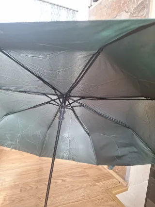 Paraguas verde oscuro con botón