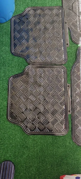 Juego de alfombrillas de coche plateadas