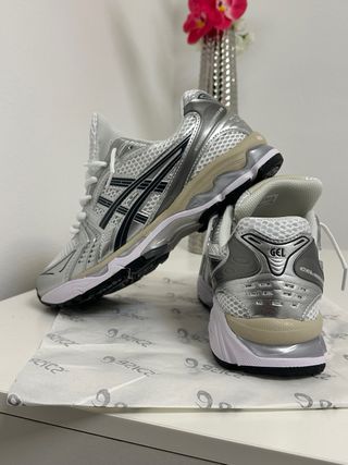 Asics Gel-Kayano 14 Plata y Blanco