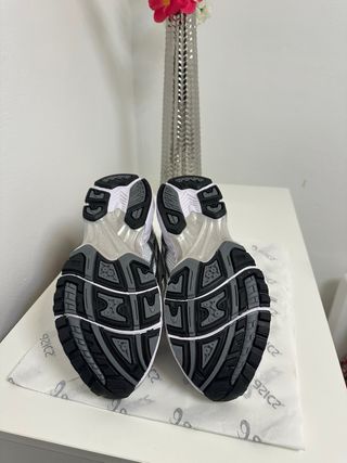 Asics Gel-Kayano 14 Plata y Blanco