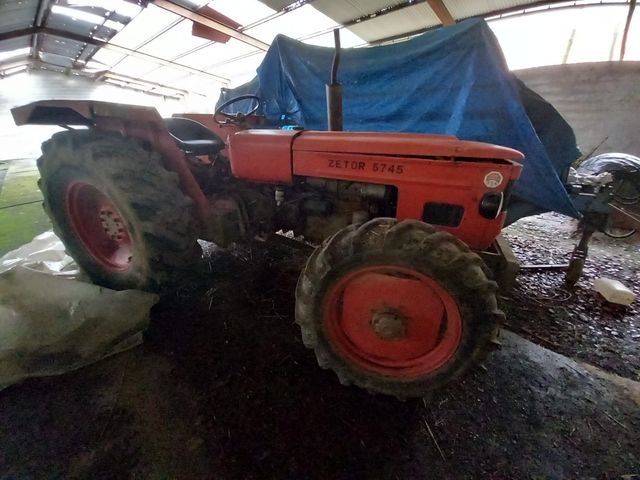 Tractores viejos y también averiados