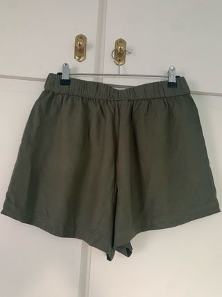 Pantalón corto verde militar con lazo