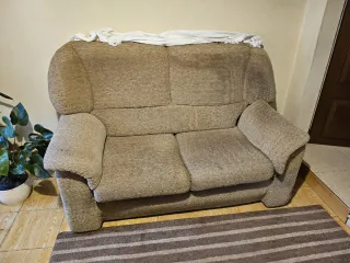 Sofá de tela beige y marrón