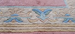 Alfombra de lana beige y rosa