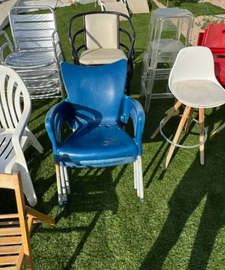 Lote Sillas y Taburetes Plástico y Madera