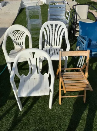 Lote Sillas y Taburetes Plástico y Madera