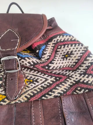 Mochila de piel auténtica con diseño étnico