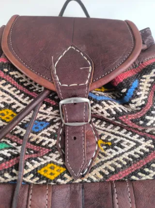 Mochila de piel auténtica con diseño étnico