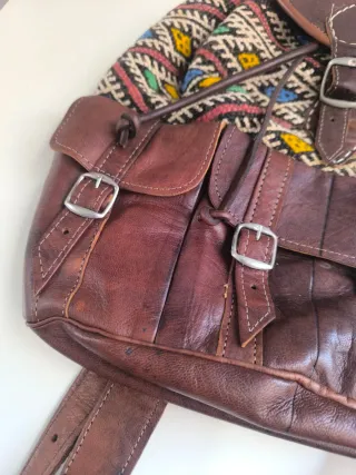 Mochila de piel auténtica con diseño étnico