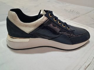 Sneakers Piel Azul Marino Detalles Dorados Talla41
