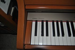 Piano Digital Marrón