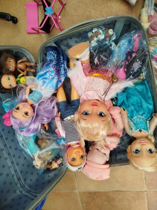 Lote di bambole e giocattoli