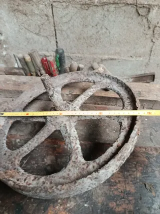 Rueda antigua de fundición