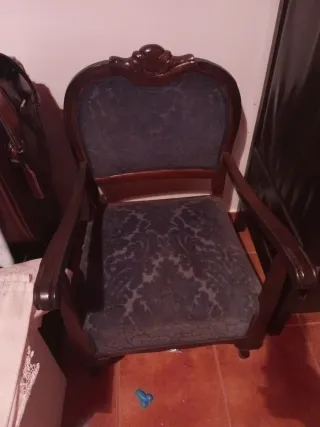 Butaca antigua de madera y tela no