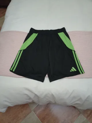 Conjunto deportivo Adidas negro y verde Talla M