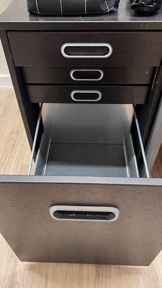 Cajonera de oficina marrón con ruedas