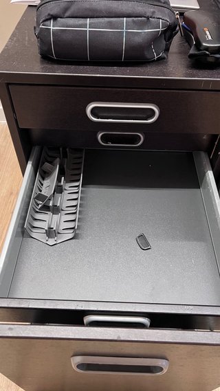 Cajonera de oficina marrón con ruedas