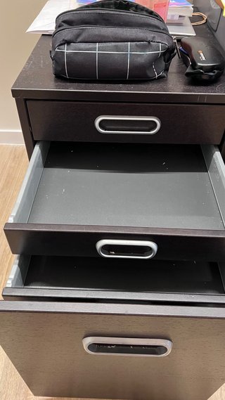 Cajonera de oficina marrón con ruedas