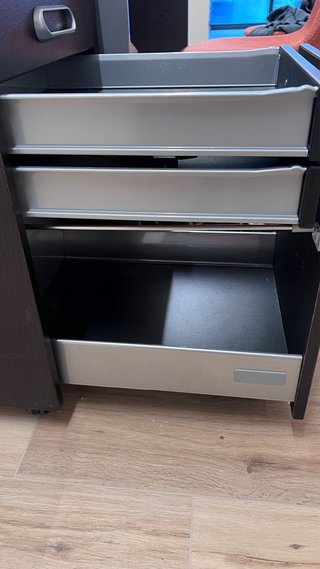 Cajonera de oficina marrón con ruedas