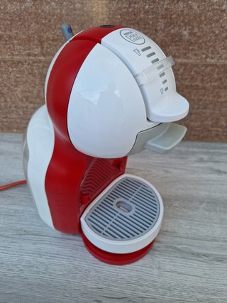 Cafetera Dolce Gusto Roja y Blanca
