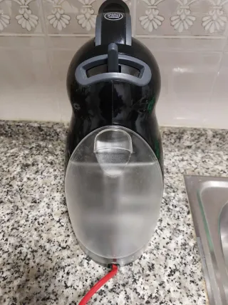 Cafetera Dolce Gusto Negra.De Longui