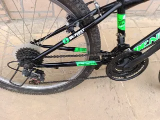 Bicicleta  negra y verde de 24"