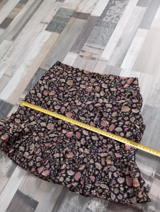 Falda estampada con volantes