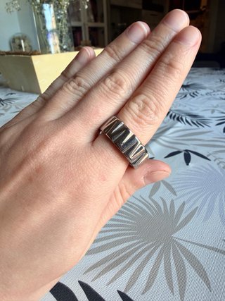 Anillo plateado con diseño texturizado
