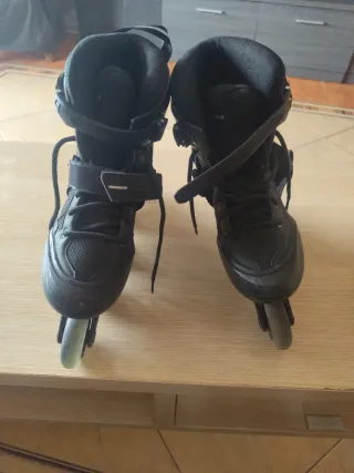 Patinetes en línea negros