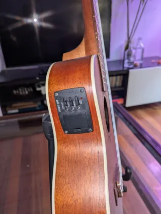 Ukelele tenor electroacústico