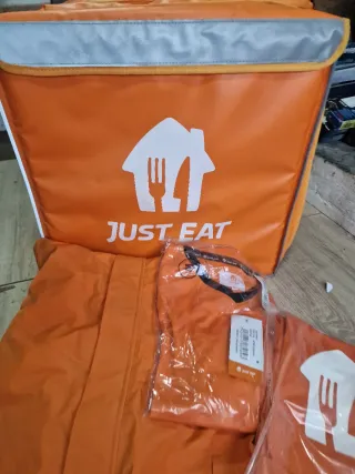 Mochila Isotérmica Just Eat Chaqueta y Camiseta