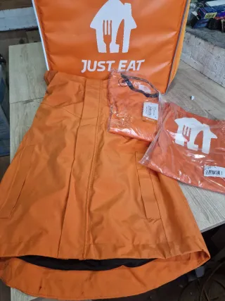 Mochila Isotérmica Just Eat Chaqueta y Camiseta