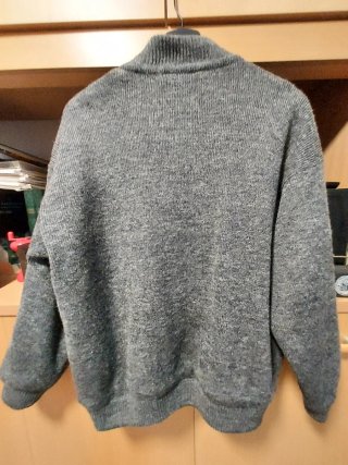 Giacchetta in maglia da uomo grigia