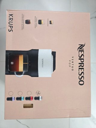 Cafetera Nespresso Vertuo Pop de color blanco.