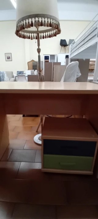 Escritorio madera con cajonera
