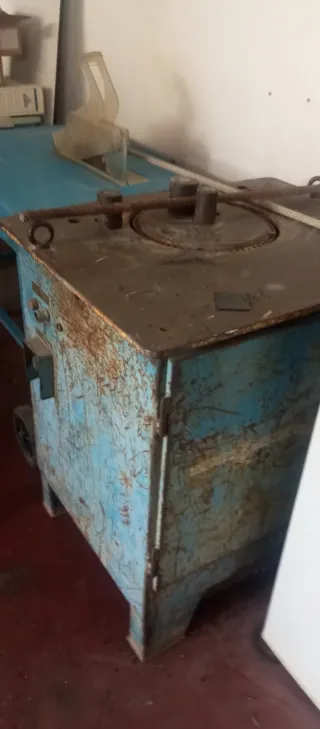 Dobladora de hierro con barras