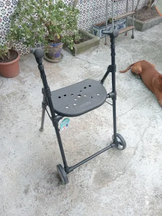 Andador con asiento y ruedas