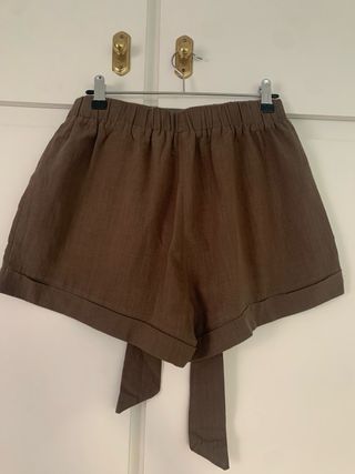 Pantalón corto marrón con cinturón