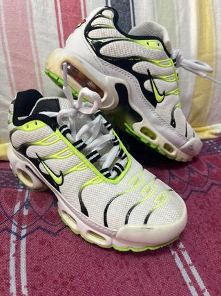 Tenis Nike Air Max Plus Verde y Blanco talla 32