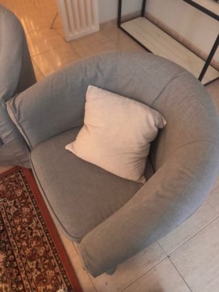 Sillón de tela azul y beige