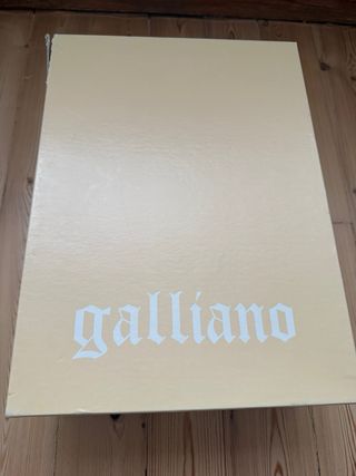 Sandalias Galliano Tacón Negro y Dorado