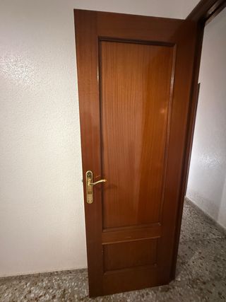 Puerta de madera interior